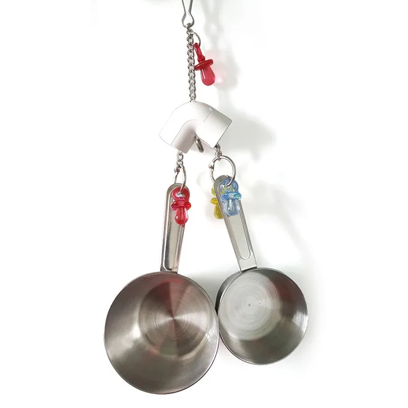 ألعاب ببغاء مع أوانٍ من الفولاذ المقاوم للصدأ