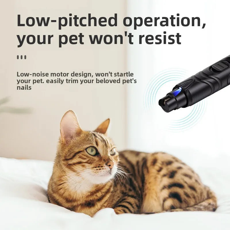 Un chat tigré repose sur un lit blanc à côté d'une ponceuse électrique pour griffes de chat noire.