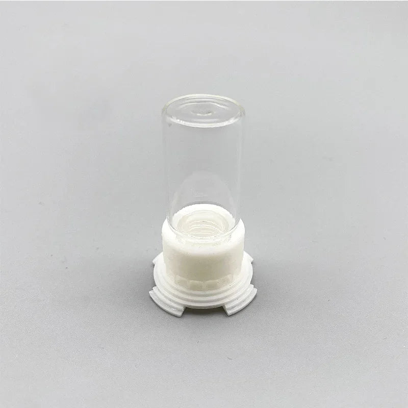 Klares Acryl-Wassergefäß mit weißer, scheibenförmiger Basis und zylindrischem oberen Teil.