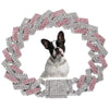 Diamant-Kettenhalskette für Hundehalsband, silbernes Metall und rosa Edelsteine, um den Hals eines Hundes gelegt.