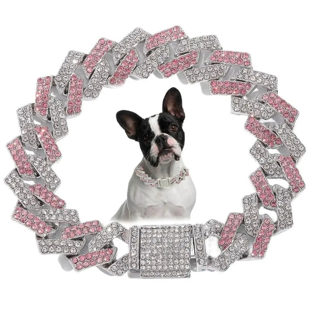 Diamant-Kettenhalskette für Hundehalsband, silbernes Metall und rosa Edelsteine, um den Hals eines Hundes gelegt.
