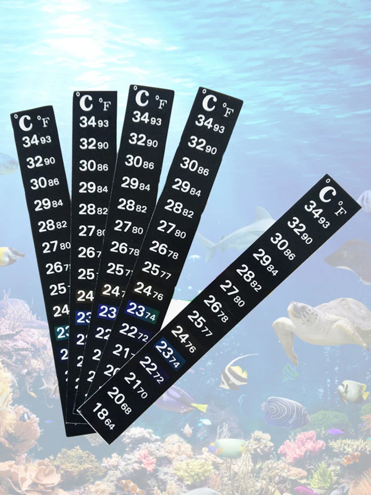 Ein Streifen von Aquariumthermometern mit verschiedenen Temperaturmessungen in Celsius und Fahrenheit.