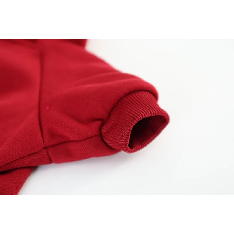 Nahaufnahme eines roten, gemütlichen Fleece-Kapuzenpullovers für Hunde.