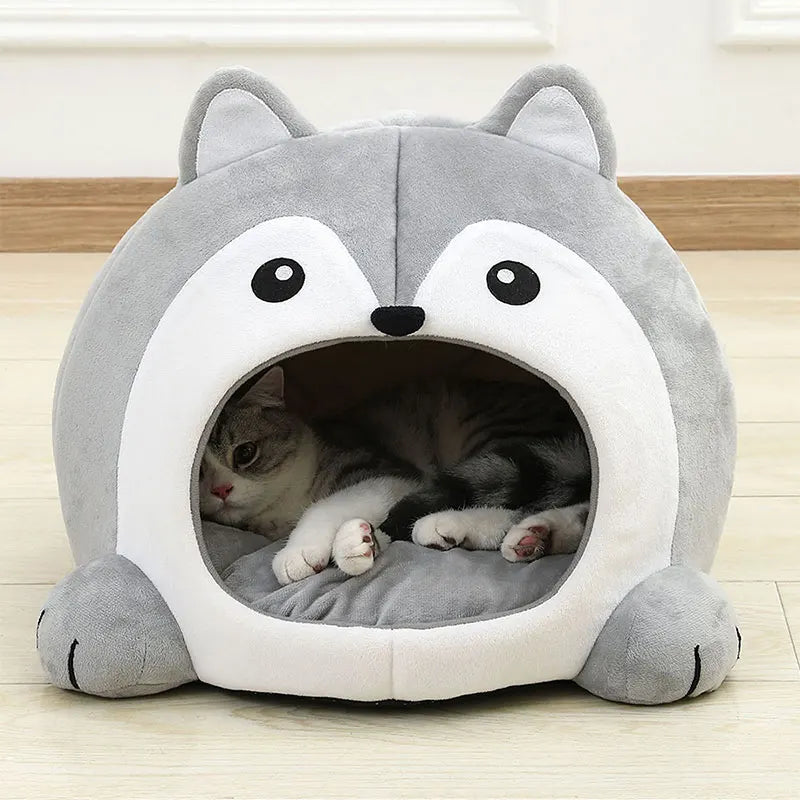 Lit de chat en forme de hibou ou renard, en peluche gris et blanc, avec une entrée pour le chat.
