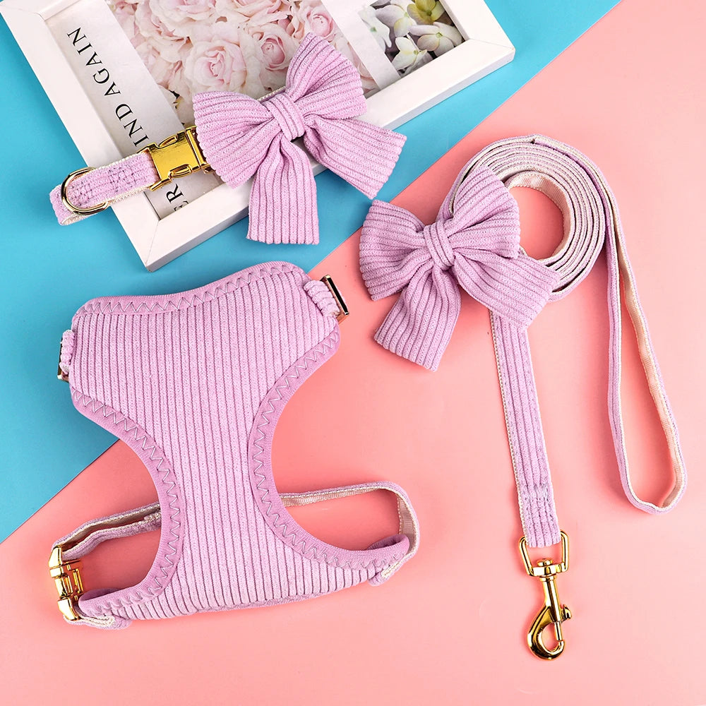 Rosa Strickhalsband und Leine-Set mit verzierten Krallen, präsentiert auf rosa Hintergrund.