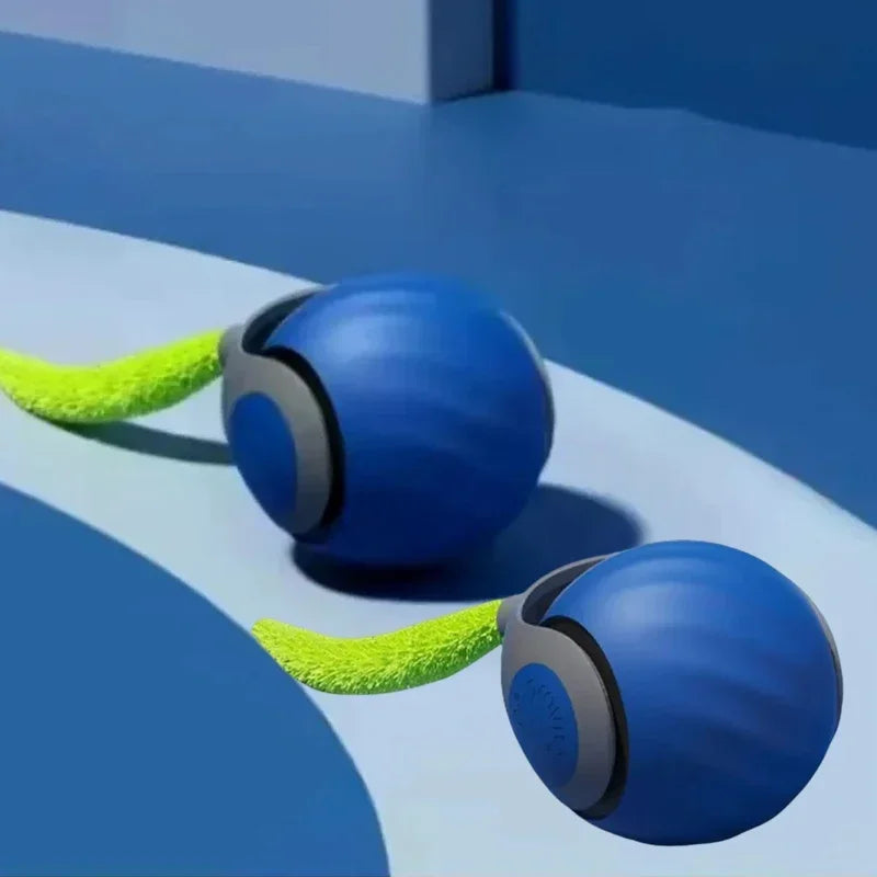 Una pelota de juguete interactiva azul para gato rebotando en una superficie azul claro con apéndices peludos verdes.