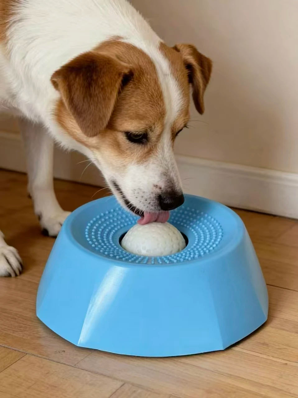 Un perro interactuando con un cuenco de alimentación lenta azul para comida de mascotas.