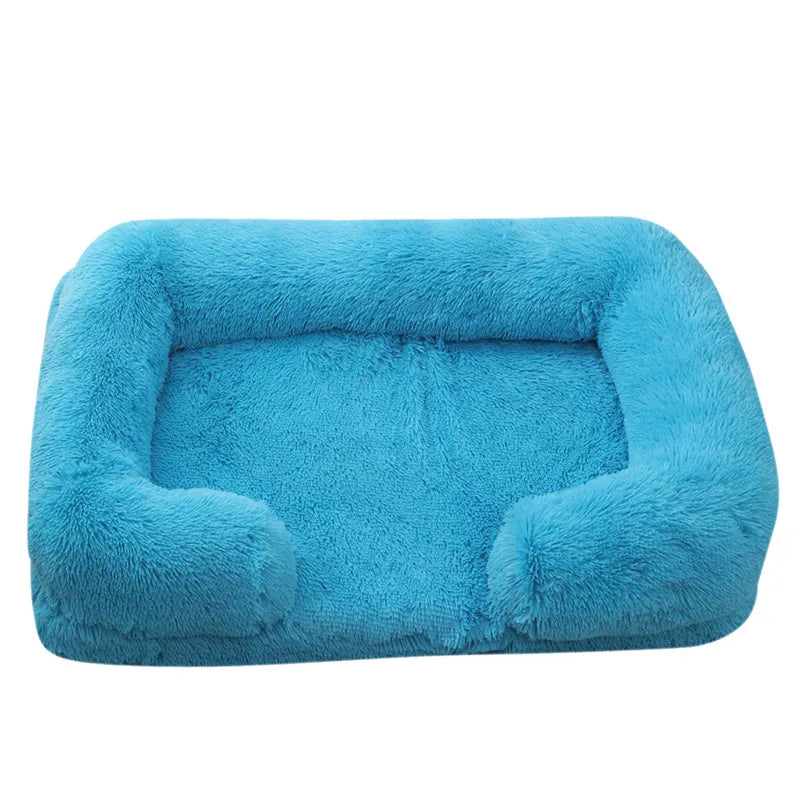 Helles blaues Plüschhundbett mit weichem, flauschigem Außenmaterial und abnehmbarem Überzug.