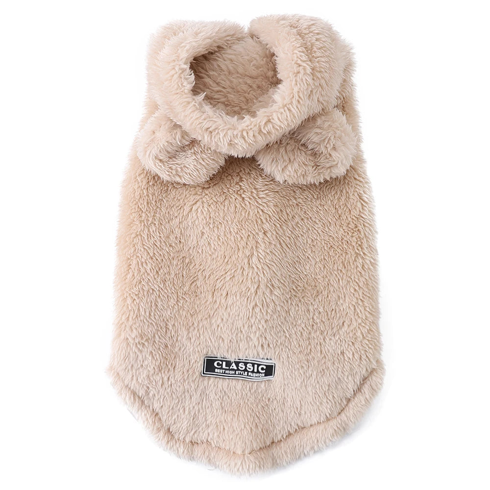 Un manteau de chien en peluche beige clair avec une bordure duveteuse.