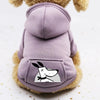 Lila gemütliches Fleece-Kapuzenpullover für Hunde mit weißer Hundegesichts-Silhouette auf dem Rücken.