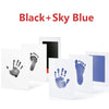 Kit d'empreintes de main et de pied bébé noir et bleu ciel pour souvenirs, présenté sur des cartes blanches.
