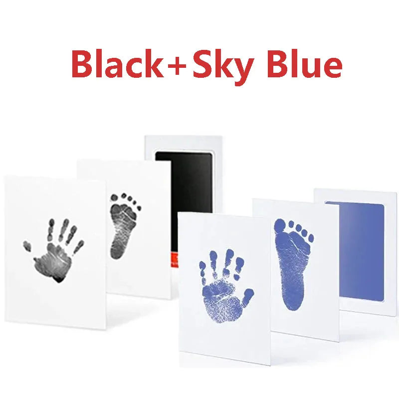 Kit d'empreintes de main et de pied bébé noir et bleu ciel pour souvenirs, présenté sur des cartes blanches.