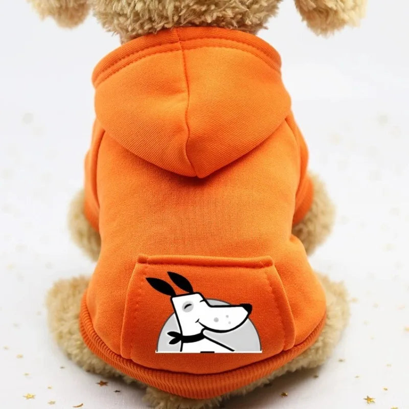 Orangefarbener gemütlicher Fleece-Hoodie für Hunde mit weißem Cartoon-Gesichtdruck auf dem Rücken.