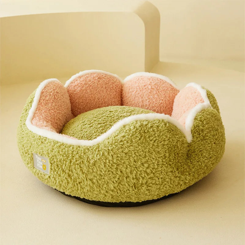 Rundes, limettengrünes Plüschkätzchennestbett mit rosa Innenkissen und weißem Zierleisten
