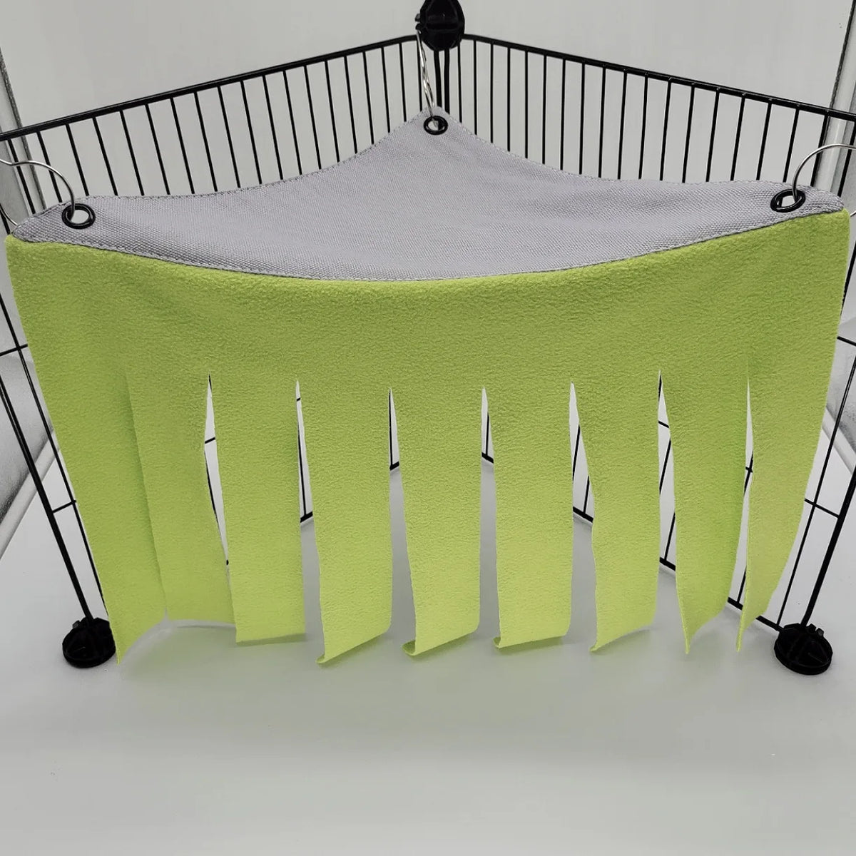 Columpio y escondite suave para mascotas con dosel gris y flecos verde lima brillante.