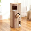 Casa de gato vertical color beige claro con listones de madera y aberturas circulares.