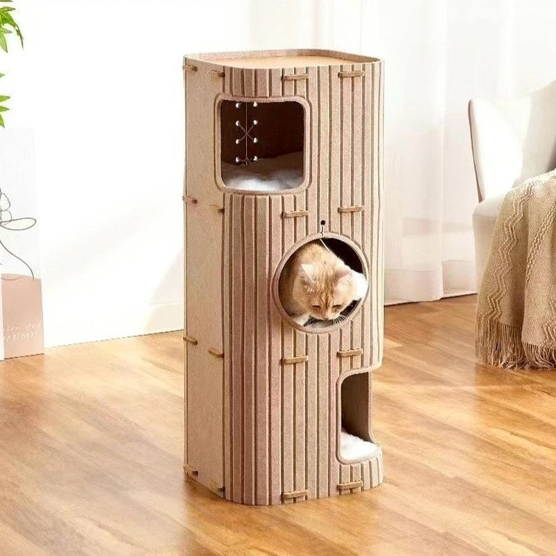 Casa de gato vertical color beige claro con listones de madera y aberturas circulares.