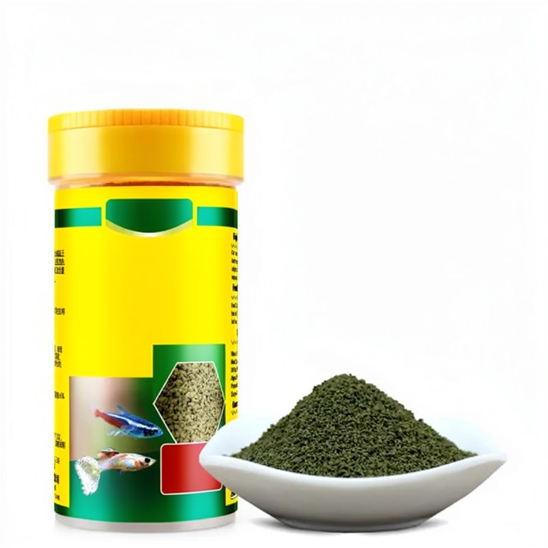 Un pot jaune de Spiruline et de nourriture pour poissons tropicales colorée à côté d'un tas de poudre verte dans un plat blan