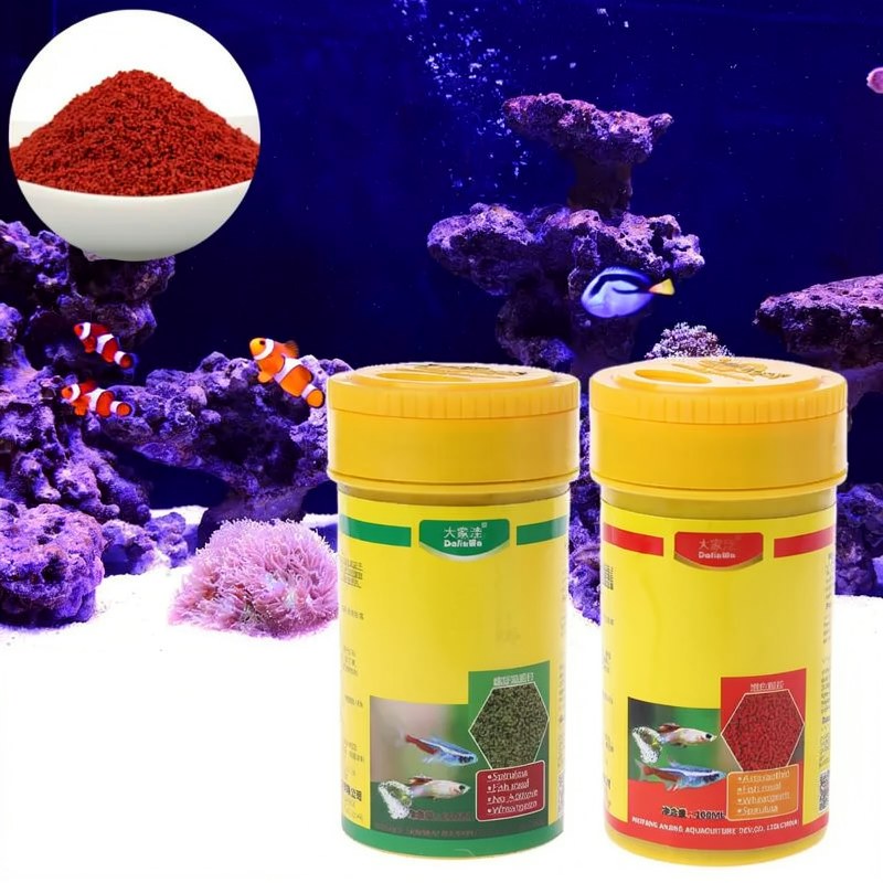 Un contenant jaune de nourriture pour poissons tropicales à base de spiruline et de couleur, avec une pile de poudre rouge en