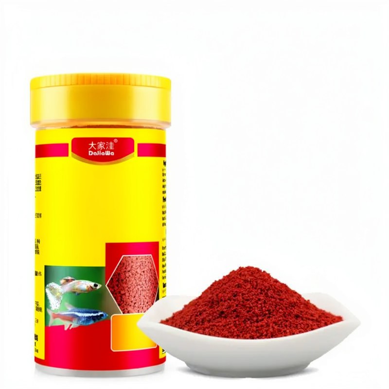 Pot jaune de Spiruline et de nourriture pour poissons tropicales colorée avec un monticule de poudre rouge à côté.