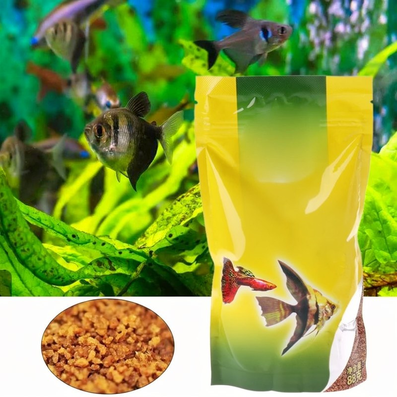 Geliges Beutel mit schwimmendem Futter für tropische Guppys und Laternenfische mit Fischillustration vorne