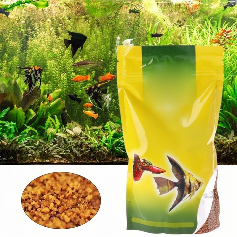 Gelbe Tasche mit schwimmendem Futter für tropische Guppys und Laternenfische vor grünem Wasserpflanzenhintergrund.