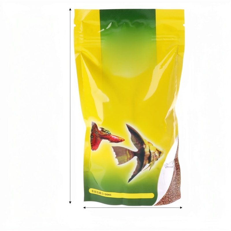 Gelbe Plastiktüte mit schwimmendem Futter für tropische Guppys und Laternenfische